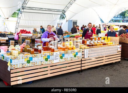 Samara, Russland - 22. September 2018: Süße frische Honig und andere Produkte verkaufen am traditionellen Bauernmarkt Stockfoto