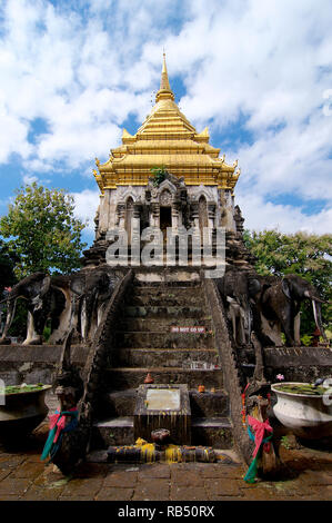 Loew vorne und Blick auf die wunderschönen Chedi des Wat Chiang Man in Chiang Mai, Thailand Stockfoto