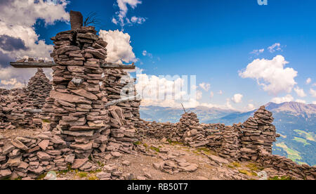 Stoanerne Mandln im Sarntal - Sarntal Valley - Landschaft in Südtirol, Norditalien, Europa. Sommer Landschaft whit blauer Himmel und Wolken Stockfoto