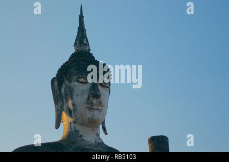 Schöne Nahaufnahme Bild der Leiter der weißen Stein Buddha Statue im Wat Mahathat in der Sukhothai Historical Park, Thailand Stockfoto