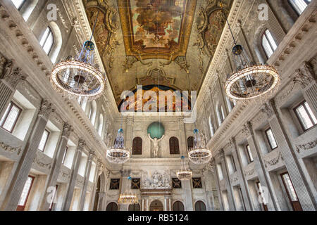 Die Niederlande, Amsterdam, Dam Platz. Royal Palace. Interieur. Burgerzaal oder Bürger Rathaus. Statue von Atlas der Welt. Stockfoto