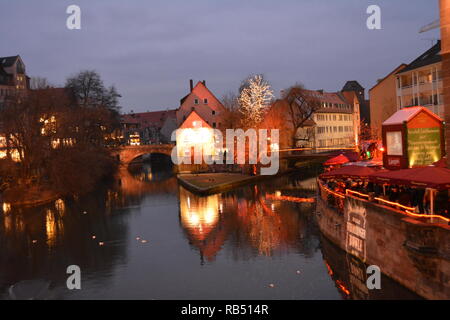 Der Henker's Bridge, Nürnberg. Nacht Winter Blick mit Weihnachtsbeleuchtung. Romantische Besuche. Deutschland. Stockfoto