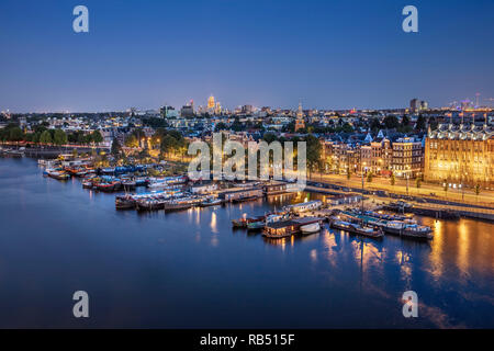 Panoramablick auf die Altstadt und Oosterdok Marina vom Hilton Sky Lounge. Dämmerung. Amsterdam, Niederlande. Stockfoto