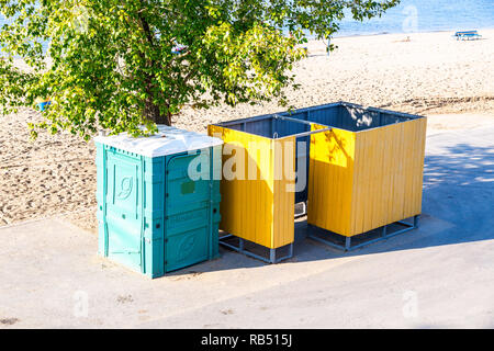 Samara, Russland - 22. September 2018: Strand mit Umkleideraum und mobile öffentliche Toilette am Strand der Stadt an den Ufern der Wolga Stockfoto