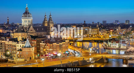 Panoramablick auf die Altstadt von Hilton Sky Lounge. Dämmerung. Amsterdam, Niederlande. Stockfoto