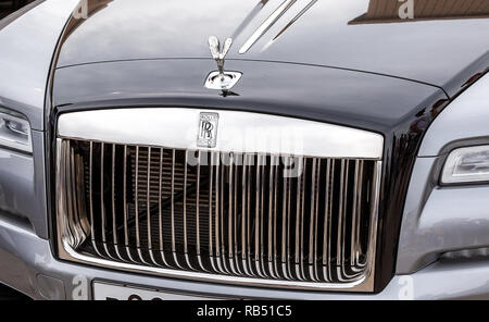 Samara, Russland - 19. Mai 2018: Detail der Motor Grid mit Logo und Emblem Rolls Royce Stockfoto