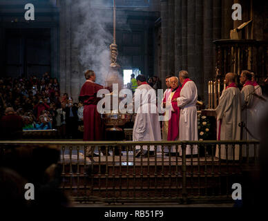 Pilgrim's Masse und des Klerus sind die Beleuchtung der botafumeiro, durch die tiroboleiros der Kathedrale von Santiago, Spanien Stockfoto