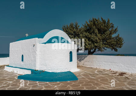 Kos, Griechenland - Oktober 12, 2018: Blick auf die kleine blaue und weiße Kapelle des Hl. Johannes Perigialiti auf der Insel Kos in Griechenland. Stockfoto
