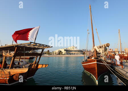 Daus und traditionelle kleine Holzboote am Dhow Festival -Katara Strand. Stockfoto