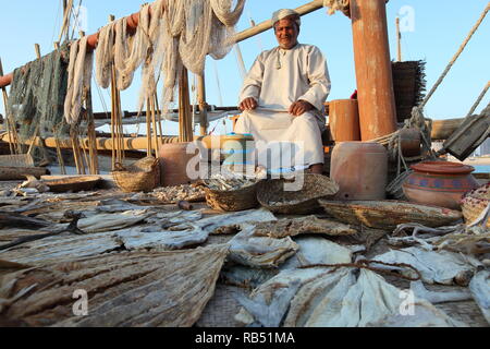 Omanischer Fischer, der seine Produkte während des Dhow Festivals am Katara Strand verkauft. Stockfoto