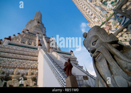 Nahaufnahme Bild des Stupa im Wat Arun Tempel, die wunderschön ist mit Porzellan. Der Tempel liegt am Westufer des Chao Phray entfernt Stockfoto