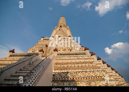 Nahaufnahme Bild des Stupa im Wat Arun Tempel, die wunderschön ist mit Porzellan. Der Tempel liegt am Westufer des Chao Phray entfernt Stockfoto