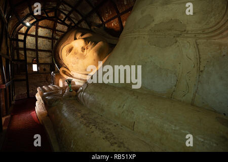 Liegenden Buddha in Manuha Paya, Bagan, Myanmar Stockfoto