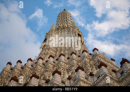 Nahaufnahme Bild des Stupa im Wat Arun Tempel, die wunderschön ist mit Porzellan. Der Tempel liegt am Westufer des Chao Phray entfernt Stockfoto