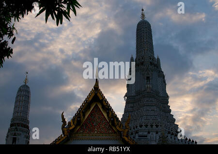 Nahaufnahme Bild des Stupa im Wat Arun Tempel, schön verzierter ist mit Porzellan. Der Tempel ist in Bangkok Stockfoto