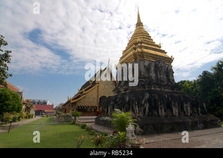 Blick auf die wunderschönen Chedi des Wat Chiang Man in Chiang Mai, Thailand Stockfoto
