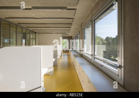 Flur mit Arbeitsbereich und Fenster Bank. Forschungszentrum Informatik Universität Stuttgart Vaihingen, Vaihingen, Deutschland. Architekt: hartwig sch Stockfoto