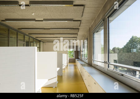 Flur mit Arbeitsbereich und Fenster Bank. Forschungszentrum Informatik Universität Stuttgart Vaihingen, Vaihingen, Deutschland. Architekt: hartwig sch Stockfoto