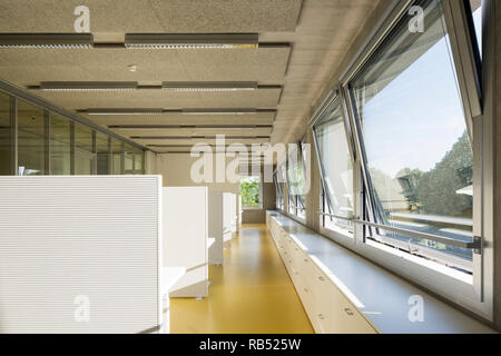 Flur mit Studie, Sitzbank und schwenkbare Fenster. Forschungszentrum Informatik Universität Stuttgart Vaihingen, Vaihingen, Deutschland. Architekt: Stockfoto