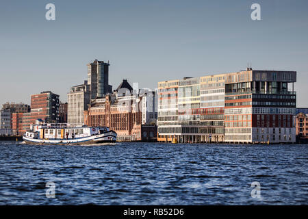 Bezirk Houthavens, ehemaligen Getreidesilos, jetzt Apartment Gebäuden. Einschließlich Stenen Silo- und Silodam, Fahrgastschiff. Amsterdam, Niederlande. Stockfoto