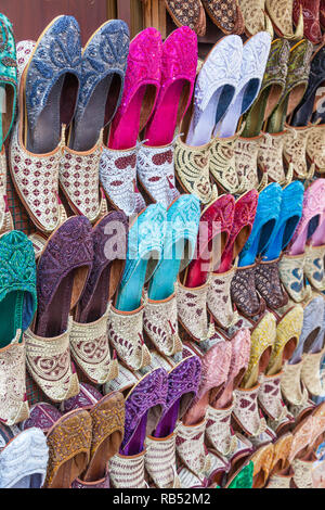 Arabische Schuhe zum Verkauf in einem traditionellen Souk in alten Dubai, VAE. Stockfoto