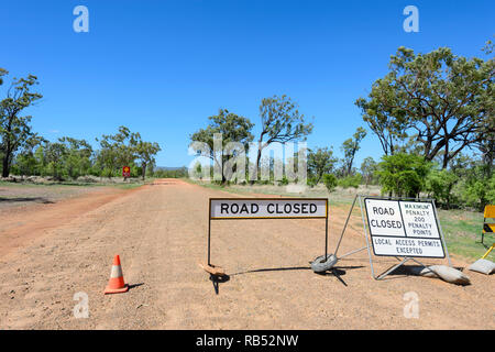 Straßensperrung Zeichen auf Schmutz der Straße vom Mount Überraschung zu Einasleigh, Queensland, Queensland, Australien Stockfoto