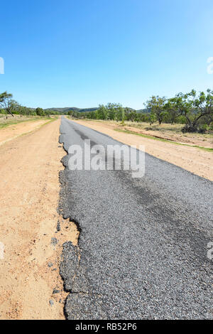 Teil des Savannah Way ist ein schmalen Bandes Straße mit beschädigten Kanten, Queensland, Queensland, Australien Stockfoto