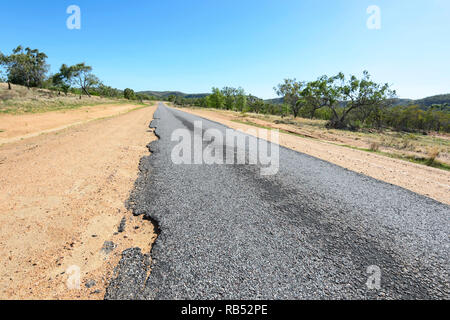 Teil des Savannah Way ist ein schmalen Bandes Straße mit beschädigten Kanten, Queensland, Queensland, Australien Stockfoto