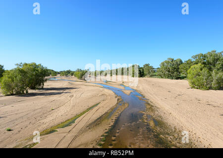 Blick auf Einasleigh Fluss während der trockenen Jahreszeit, von H.l. gesehen (Bib) Loudon Brücke zwischen Mt überraschen und Georgetown, Savannah, Queensland, Queensland, Stockfoto