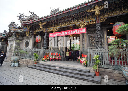 Taipei, Taiwan - 22. November 2018: Die meisten Longshan Tempel in Taipeh, Taiwan. Dieser Tempel ehrt eine Mischung von beiden buddhistischen und taoistischen Gottheiten. Stockfoto