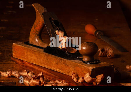 Von Woodworker hand Flugzeug mit Holzwolle Stockfoto