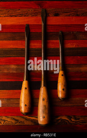 Drei Schrauber mit exotischem Holz Stockfoto