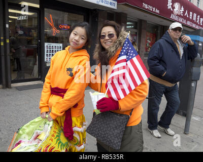 Junge Löwen Tänzerin und ihrer Mama in den Bensonhurst Abschnitt von Brooklyn auf Chinesisches neues Jahr, 2017. Stockfoto