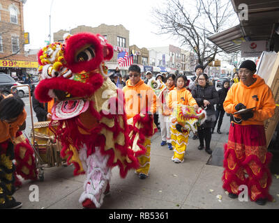 Truppe führt Lion Dance viel Glück und Wohlstand zu Chinesischen zu bringen das Unternehmen in eigenen Geschäften in den Bensonhurst Abschnitt von Brooklyn auf Chinesisches neues Jahr, 2017. Stockfoto