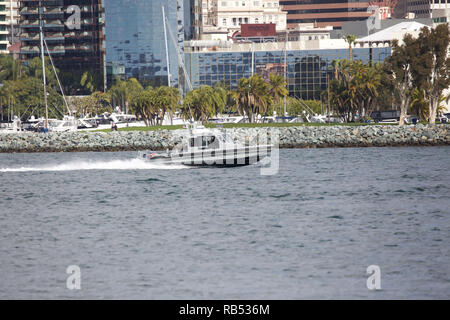 Kleine Schnellboot, möglicherweise Naval, Geschwindigkeiten über der Bucht von San Diego Stockfoto