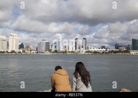 Ein paar der San Diego Skyline von Coronado, einer kleinen Insel in der Bucht Stockfoto