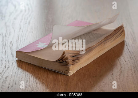 Alte, abgenutzte Dog eared Taschenbuch. Vintage vergilbten Seiten mit dogeared Ecken. Stockfoto