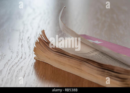 Alte, abgenutzte Dog eared Taschenbuch. Vintage vergilbten Seiten mit dogeared Ecken. Stockfoto