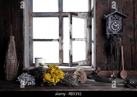 Landhausküche mit Blick dur das Fenster Stockfoto