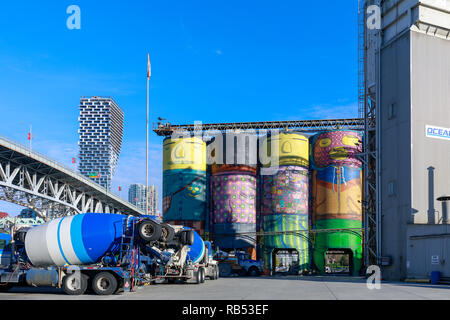Vancouver, Kanada - Feb 1, 2019: Ocean Beton wird von zwei berühmten brasilianischen Street Artists Os Gemeos auf Granville Island umgewandelt Stockfoto