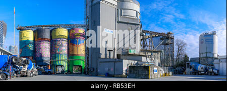 Vancouver, Kanada - Feb 1, 2019: Ocean Beton wird von zwei berühmten brasilianischen Street Artists Os Gemeos auf Granville Island umgewandelt Stockfoto