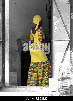 Frau in einem gelben Kleid - Gambia Stockfoto