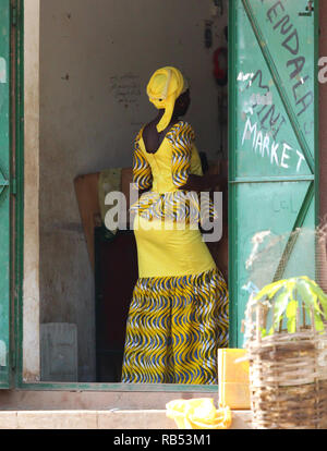 Frau in einem gelben Kleid - Gambia Stockfoto