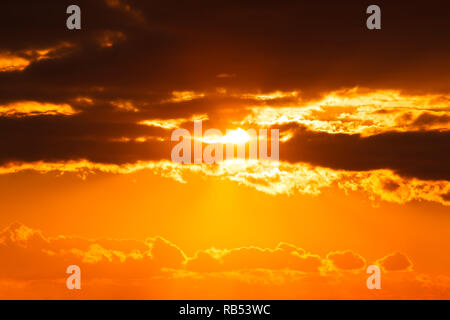 Mystische Himmel mit Lichtstrahl über Wolken Stockfoto