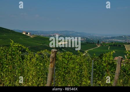 La Morra, Piemont, Italien. Juli 2018. Außerhalb der Stadt, die herrlichen Weinberge. Ein Blick auf die wunderschöne Landschaft des Platzes. Stockfoto