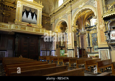 La Morra, Piemont, Italien. Juli 2018. Die Kirche von San Martino. Der Bau von roten Ziegeln gekennzeichnet ist, ist eine der wichtigsten Beispiel Stockfoto