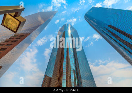 Moderne Wolkenkratzer mit reflektierenden Oberfläche in Downtown Los Angeles, California, United States. Architektur Hintergrund. Hochhäuser in den blauen Himmel. Blick aus dem Boden. Stockfoto