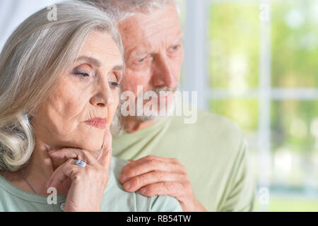 Close up Portrait von traurigen senior Paar zu Hause posieren Stockfoto