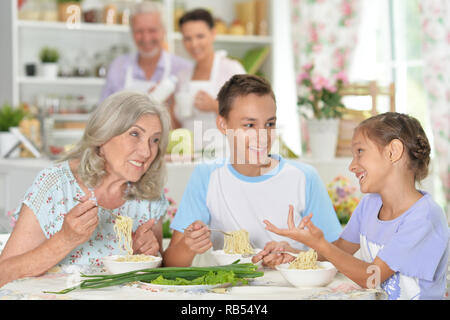 Close up Portrait von großen glücklichen Familie mit Frühstück Stockfoto
