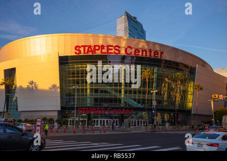 STAPLES Center ist eine Multifunktionsarena in Downtown Los Angeles, Kalifornien, Heimat der LA Lakers und LA Clippers in der NBA. Stockfoto